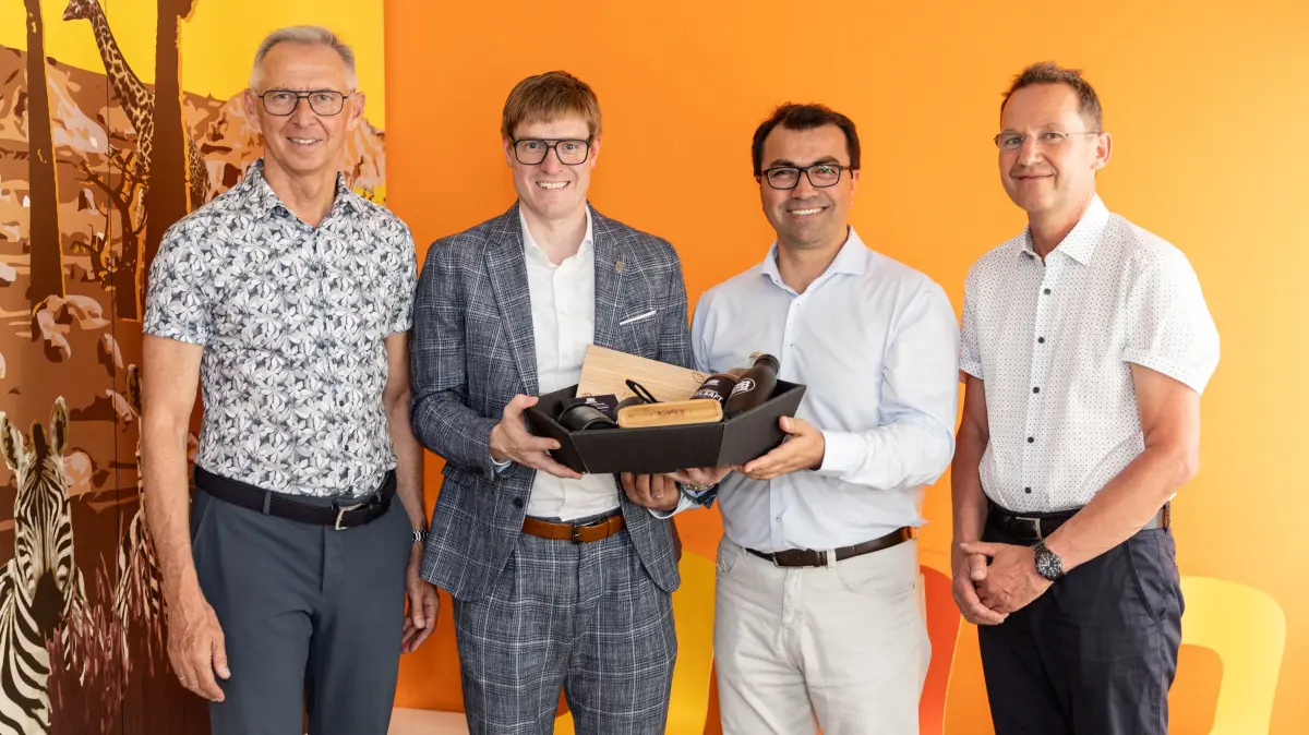 Neuer Kinderarzt in Sindelfingen v.l.n.r.: Erster Bürgermeister Christian Gangl, Oberbürgermeister Markus Kleemann, Dr. Mehmet Ehliz, Dr. Michael Sigel. (Fotonachweis: Stadt Sindelfingen)