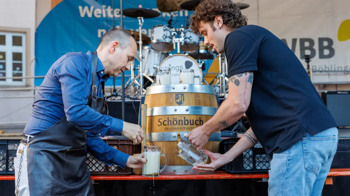 43. Stadtfest: Böblingen, Stadtfest, Fassanstich mit Stefan Belz und Lukas Dinklacker am Pestalozzihof.