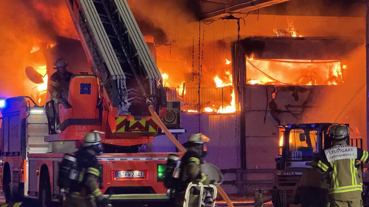 Stuttgart: Grossbrand einer Lagerhalle auf dem Grossmarktgelaende Stuttgart - Flammen Bilde: Aktuell brennt auf dem Stuttgarter Grossmarktgelaende, eine Lagerhalle in voller Ausdehnung. Die Feuerwehr Stuttgart ist mit zahlreichen Kraeften im Einsatz und es wurden auch weitere Einsatzkraefte der Freiwilligen Feuerwehr nachgefordert stand 23:15 Uhr