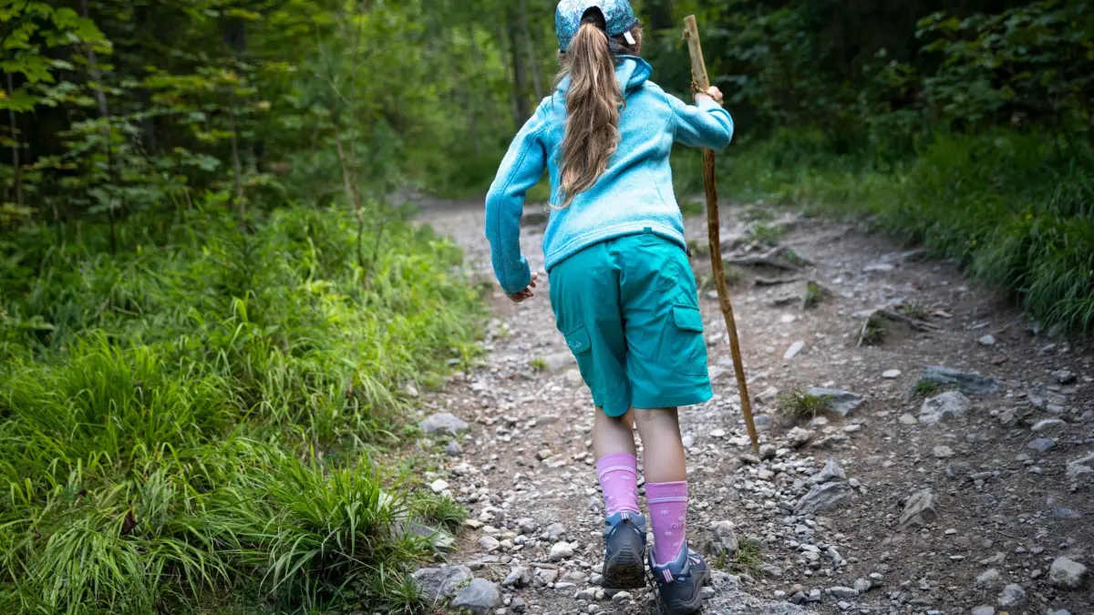 Ein Kind wandert durch einen Wald