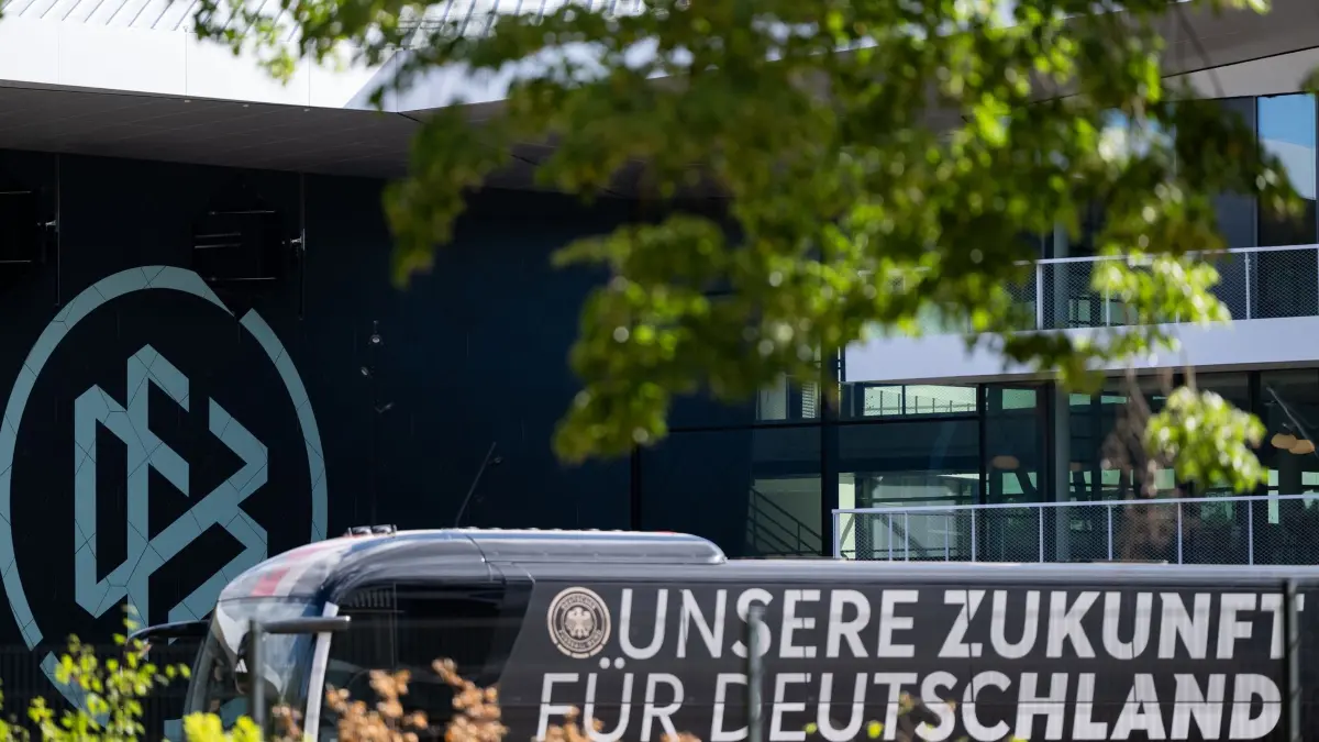 WM 2026 - DFB in Frankfurt: 03.07.2026, Hessen, Frankfurt am Main: Ein Mannschaftsbus mit der Aufschrift "Unsere Zukunft für Deutschland" steht vor dem DFB. Laut übereinstimmenden Medienberichten tritt J. Nagelsmann nach dem Aus der deutschen Mannschaft im Sechzehntelfinale bei der Fußball-Weltmeisterschaft als Bundestrainer zurück. Foto: Florian Wiegand/dpa +++ dpa-Bildfunk +++