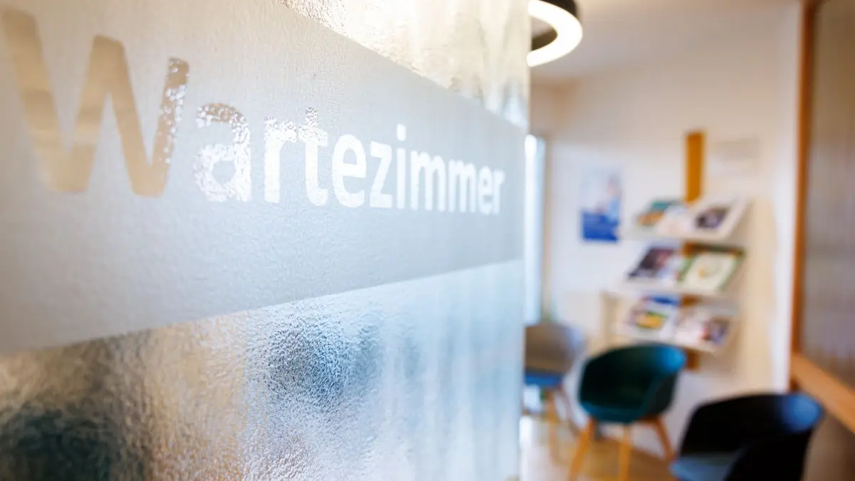 Wartezimmer in Hausarztpraxis: ARCHIV - Arztbesuch am ersten Tag? Ob die AU direkt am ersten Krankheitstag vorliegen muss, ist noch unklar und wird vom Gesetzgeber geregelt. Arbeitgeber können das aber unter Umständen schon jetzt verlangen. (zu dpa: «Krankschreibung ab Tag eins: Muss ich sofort zum Arzt?») Foto: Daniel Karmann/dpa - Honorarfrei nur für Bezieher des dpa-Themendienstes +++ dpa-Themendienst +++