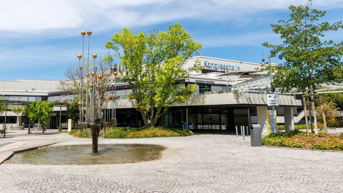 Kongresshalle: Böblingen, Trotz eines erheblichen Defizits wollen die Stadträte die Sindelfinger Stadthalle und die Böblinger Kongresshalle erhalten - doch es gibt auch ein paar Sticheleien zwischen BB und Sifi.