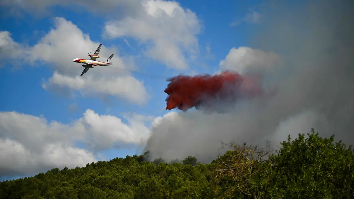 Pouzols-Minervois: Ein Löschflugzeug der Zivilschutzbehörde wirft Löschmittel während eines Waldbrands ab.