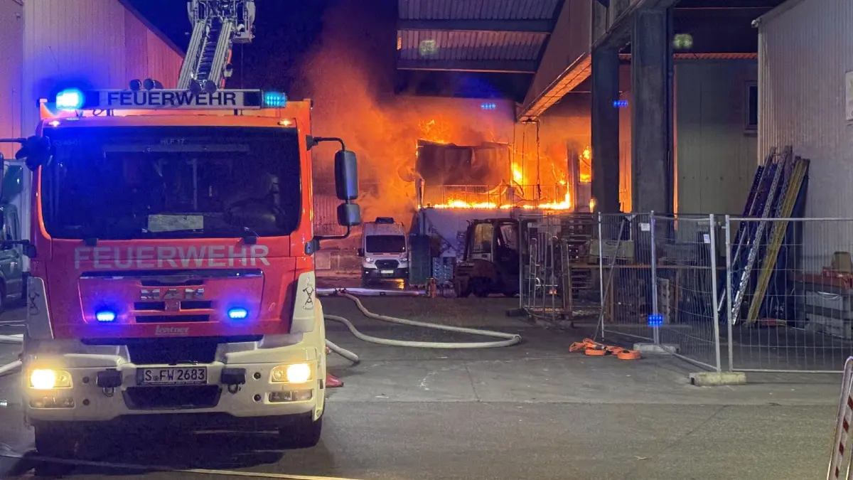Stuttgart: Grossbrand einer Lagerhalle auf dem Grossmarktgelaende Stuttgart - Flammen Bilde: Aktuell brennt auf dem Stuttgarter Grossmarktgelaende, eine Lagerhalle in voller Ausdehnung. Die Feuerwehr Stuttgart ist mit zahlreichen Kraeften im Einsatz und es wurden auch weitere Einsatzkraefte der Freiwilligen Feuerwehr nachgefordert stand 23:15 Uhr