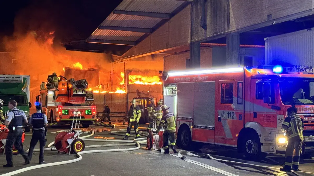 Stuttgart: Grossbrand einer Lagerhalle auf dem Grossmarktgelaende Stuttgart - Flammen Bilde: Aktuell brennt auf dem Stuttgarter Grossmarktgelaende, eine Lagerhalle in voller Ausdehnung. Die Feuerwehr Stuttgart ist mit zahlreichen Kraeften im Einsatz und es wurden auch weitere Einsatzkraefte der Freiwilligen Feuerwehr nachgefordert stand 23:15 Uhr