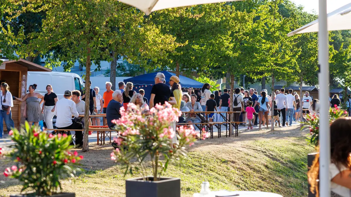 43. Stadtfest: Böblingen, Stadtfest, Fassanstich mit Stefan Belz und Lukas Dinklacker am Pestalozzihof.