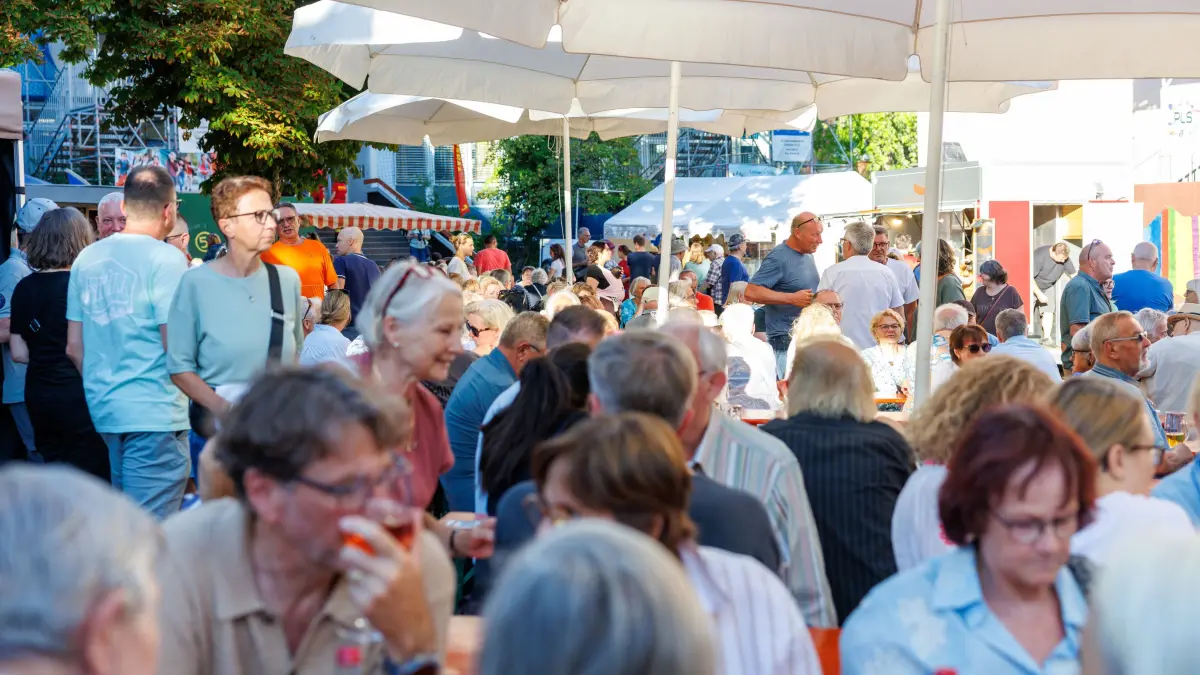 43. Stadtfest: Böblingen, Stadtfest, Fassanstich mit Stefan Belz und Lukas Dinklacker am Pestalozzihof.