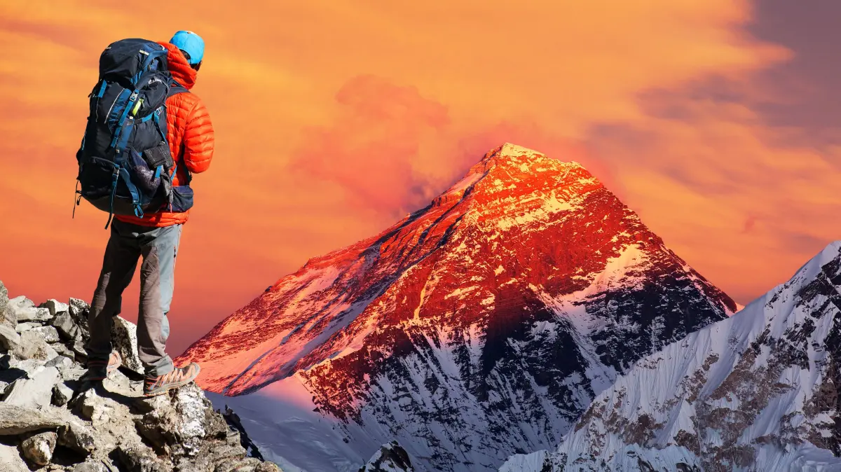 Am Mount Everest gibt es 15 offizielle Routen. Die beiden Standardrouten sind die Südroute und die Nordroute. Die weiteren Routen sind technisch deutlich schwieriger und zum größten Teil nur einmal begangen worden.
