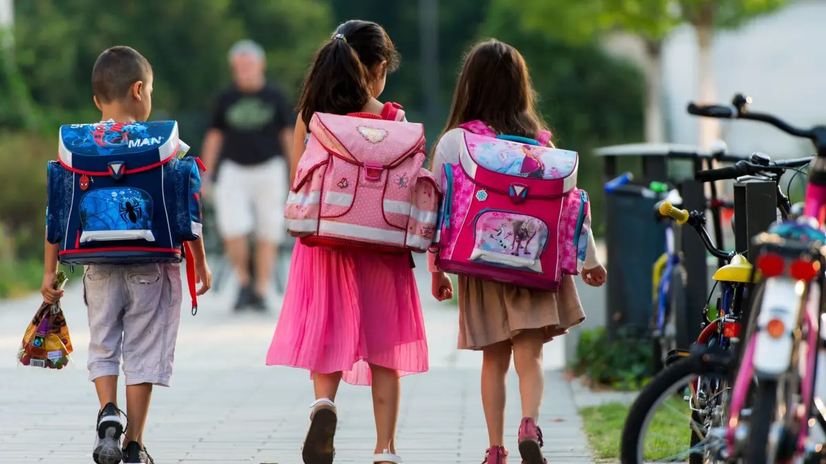 Ferienstart und AfD-Parteitag Erfurt: ARCHIV - 13.09.2016, Berlin: Kleine Kinder auf dem Schulweg (Archivbild) (zu dpa: «Schon Schüler mit Zeugnissen auf Nachhauseweg») Foto: Monika Skolimowska/dpa/dpa-tmn +++ dpa-Bildfunk +++