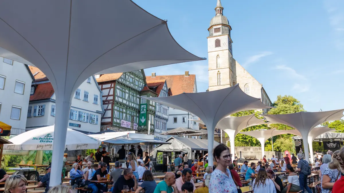 43. Stadtfest: Böblingen, Stadtfest, Fassanstich mit Stefan Belz und Lukas Dinklacker am Pestalozzihof.