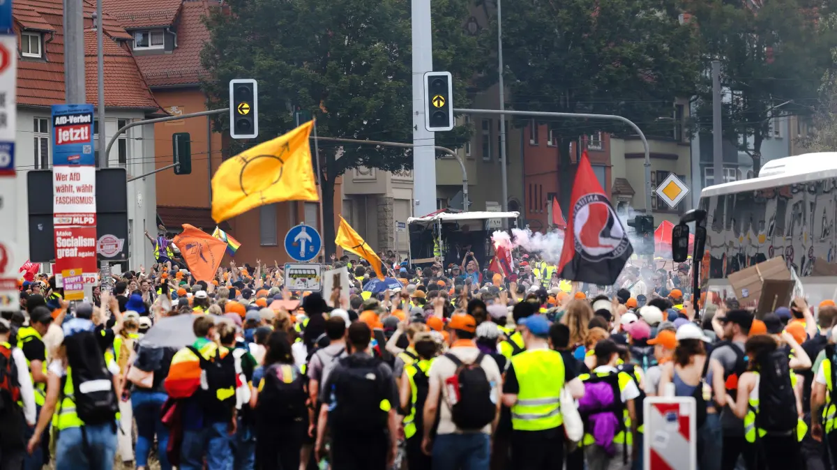 Proteste gegen AfD-Bundesparteitag in Erfurt: Wegen des AfD-Bundesparteitags am Wochenende in Erfurt fanden am Samstag (04.07.2026) zahlreiche Blockaden und Kundgebungen statt. Das Aktionsbuendnis "Widersetzen" hatte die Blockade saemtlicher Zufahrtswege zum Veranstaltungsort im Messezentrum angekuendigt. Ab 5.30 Uhr am Samstag sollten die Anfahrtsstrassen zur Messe besetzt werden. Das Aktionsbuendnis rechnet mit rund 10.000 beteiligten Demonstrierenden. Nach Angaben der Stadtverwaltung vom Freitagabend sind mehr als 30 Versammlungen von Gegnern der AfD im gesamten Stadtgebiet angemeldet worden. Getragen werden die Proteste von einem Buendnis aus Parteien, Gewerkschaften, Kirchen und zivilgesellschaftlichen Organisationen. Viele Delegierte erreichten die Messe bereits vor den angekuendigten Blockaden der Zufahrten. (Siehe epd-Meldung vom 04.07.2026)