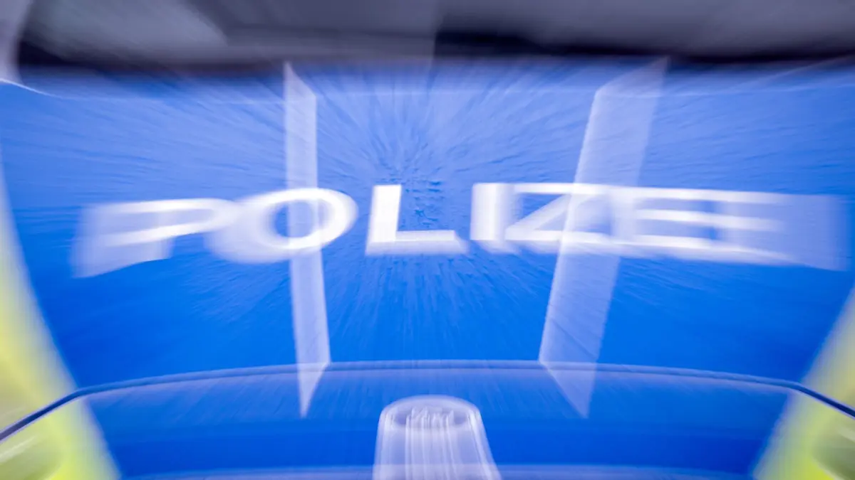 Langer Stau auf der A10 bei Potsdam: ARCHIV - 22.03.2024, Brandenburg, Trebbin: Der Schriftzug „Polizei“ auf der Kühlerhaube eines Autos, aufgenommen während einer Verkehrskontrolle an der Berliner Straße (gezoomte Aufnahme). (Symbolbild) (zu dpa: «Sperrung wegen Hitzeschäden: Langer Rückstau auf der A10») Foto: Soeren Stache/dpa +++ dpa-Bildfunk +++