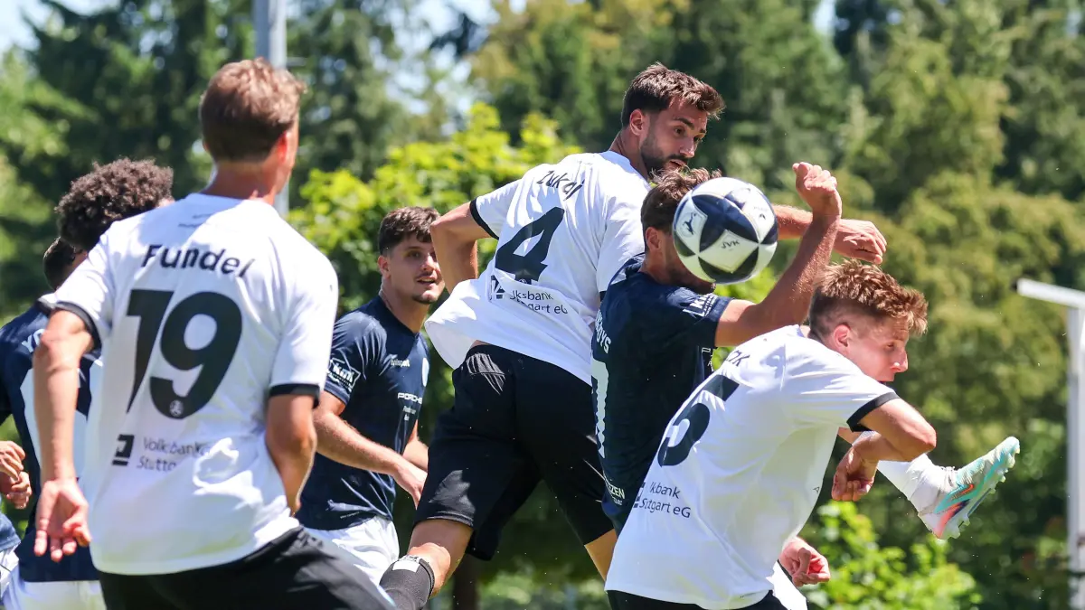 Fußball SV Stuttgarter Kickers vs. Young Boys Reutlingen : BAU // 04.07.2026, Deutschland, Stuttgart, Fussball Testspiel, Regionalliga Südwest,
SV Stuttgarter Kickers vs. Young Boys Reutlingen, Elvir Zukaj (Kickers)