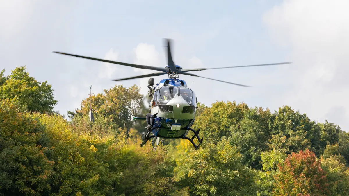 Am frühen Dienstagnachmittag 30.09. führten Einsatzkräfte der Bereitschaftspolizei Wuppertal und der Düsseldorfer Polizeifliegerstaffel eine groß angelegte Rettungsübung an der Wupper-Talsperre durch. Im Bereich der Kräwinklerbrücke trainierten die Taucher der Technischen Einheit des Polizeipräsidiums Wuppertal gemeinsam mit der Hubschrauber-Crew der Hummel 2 ein standardisiertes Rettungsverfahren. Bei der Übung wurde ein Polizeitaucher per Seilwinde aus dem Hubschrauber abgelassen. Gemeinsam mit einer in eine spezielle Schlinge platzierten Person wurde er anschließend wieder hochgezogen und in den Helikopter gebracht. Dieses Vorgehen entspricht bundesweit geltenden Standards für Hubschrauberrettungen. Die Übung diente