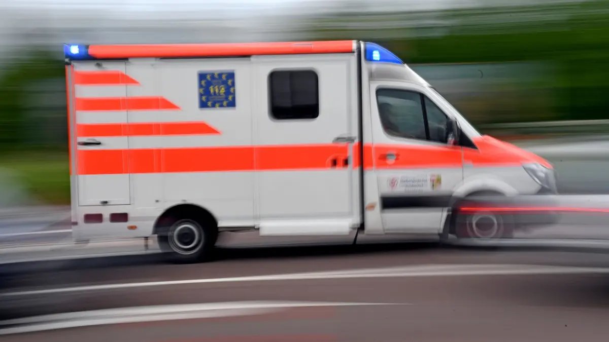 Rettungswagen: ARCHIV - 27.05.2019, Sachsen-Anhalt, Halle (Saale): Ein Krankenwagen fährt mit Blaulicht über eine Straße. (zu dpa: «Medizinischer Notfall am Steuer - Auto überschlägt sich») Foto: Hendrik Schmidt/dpa-Zentralbild/dpa +++ dpa-Bildfunk +++