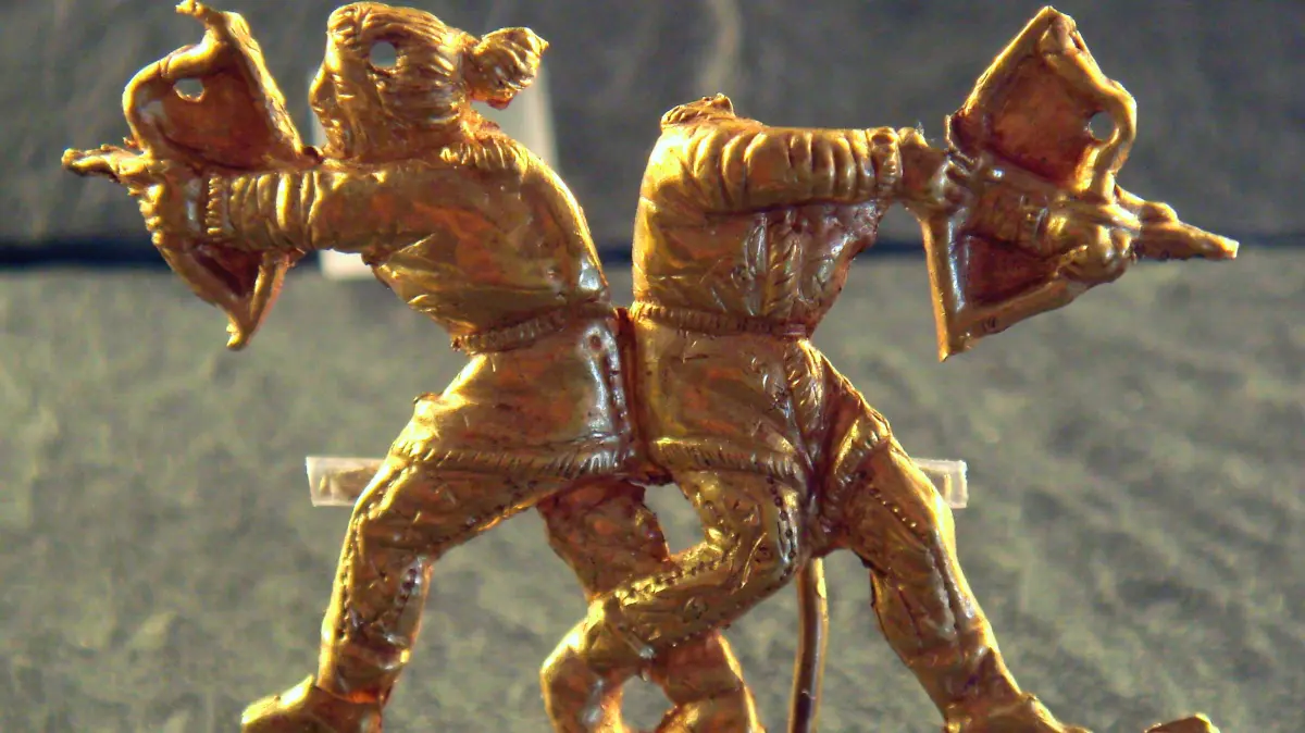 Dieses goldene Schmuckteil stellt zwei mit Pfeil und Bogen bewaffnete Skythenkrieger dar.