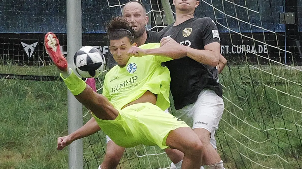 Fußball, Fussball, Bezirksliga, TSV Jahn Büsnau - SV Stuttgarter Kickers: Fußball, Fussball, Bezirksliga, Testspiel, TSV Jahn Büsnau - SV Stuttgarter Kickers
Nr.26 (B): Laurenz Schmidt - weiss/schwarz
Nr.29 (K): David Stojak - gelb
Fotograf: Günter E. Bergmann - Photography
Aufnahmedatum: 05.07.2026