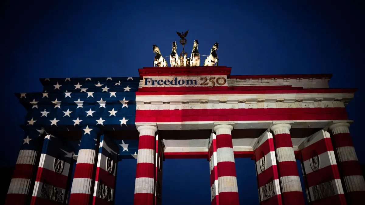 Berlin, 250 Jahre USA - Brandenburger Tor wird angestrahlt: Berlin, 250 Jahre USA - Brandenburger Tor wird angestrahlt 250 Jahre USA - Brandenburger Tor wird am 04.07.2026 in Berlin angestrahlt. Berlin Berlin Deutschland *** Berlin, 250 Years of the USA: The Brandenburg Gate Will Be Illuminated 250 Years of the USA: The Brandenburg Gate will be illuminated on July 4, 2026, in Berlin Berlin Berlin Germany