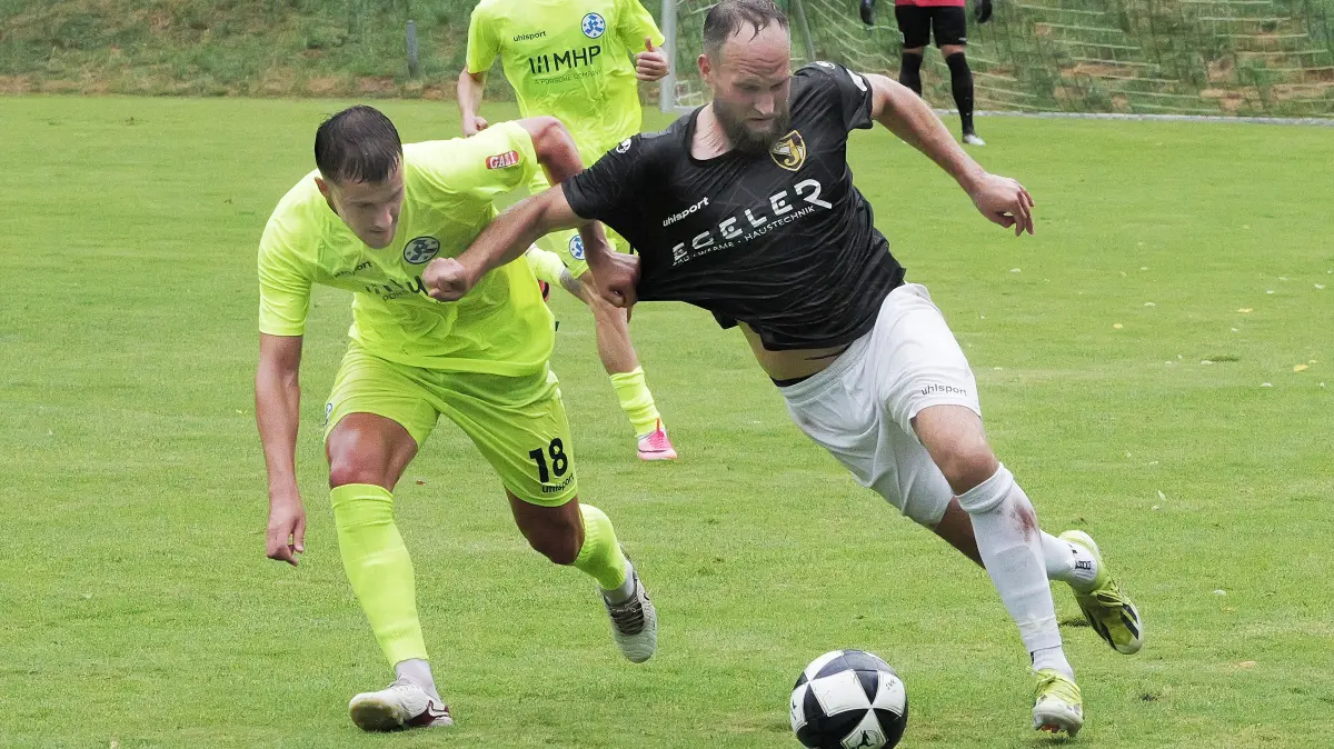 Fußball, Fussball, Bezirksliga, TSV Jahn Büsnau - SV Stuttgarter Kickers: Fußball, Fussball, Bezirksliga, Testspiel, TSV Jahn Büsnau - SV Stuttgarter Kickers
Nr.13 (B): Johannes Schneider - weiss/schwarz
Nr.18 (K): Maximilian Zaiser - gelb
Fotograf: Günter E. Bergmann - Photography
Aufnahmedatum: 05.07.2026