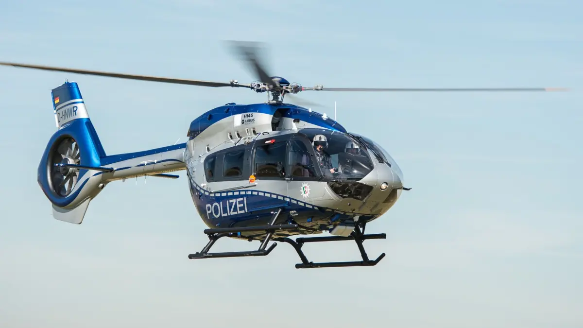 Polizei-Hubschrauber: ARCHIV - 06.09.2016, Nordrhein-Westfalen, Düsseldorf: Der neue Airbus-Polizeihubschrauber des Typs H 145 fliegt am 07.09.2016 am Flughafen in Düsseldorf (Nordrhein-Westfalen). (zu dpa: «Schussgeräusche in Köln-Marsdorf: Polizei findet Verdächtige») Foto: Wolfram Kastl/dpa +++ dpa-Bildfunk +++