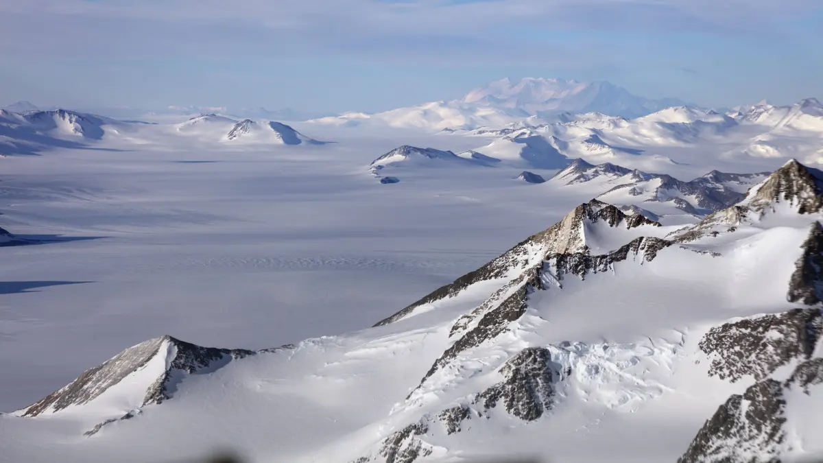 Blick über das transantarktische Gebirge mit dem Mount Vinson, mit 4892 Metern der höchste in Antartica.