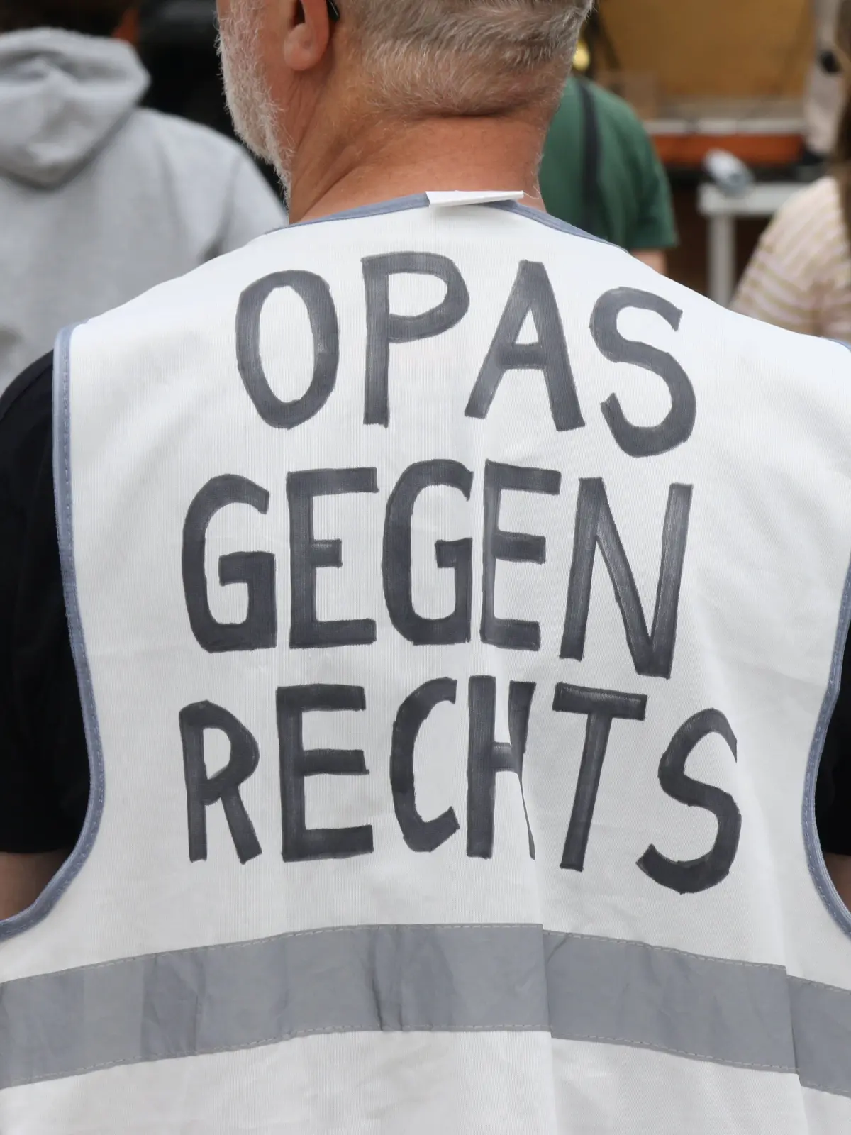 Dieser ältere Herrn, der am am 4. Juli 2026 gegen den AfD-Parteitag in Erfurt demonstrierte, dürfte ganz nach dem Geschmack des Grünen-Männer-Manifests sein.