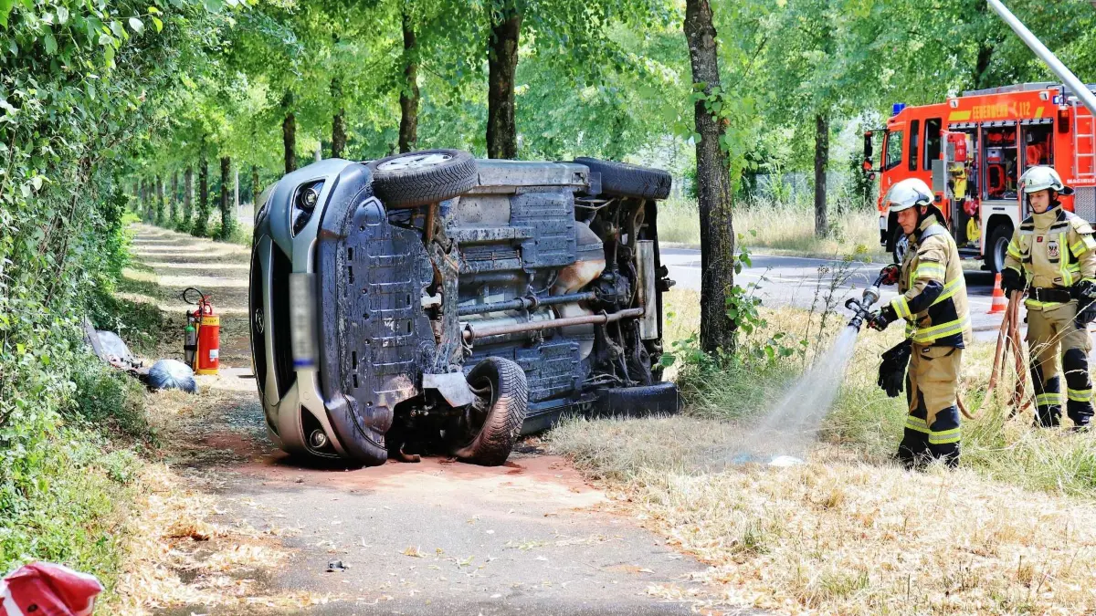Unfall in der Heinrich- Hertz-Straße in Backnang: Auto prallt gegen Straßenlaterne und überschlägt sich
