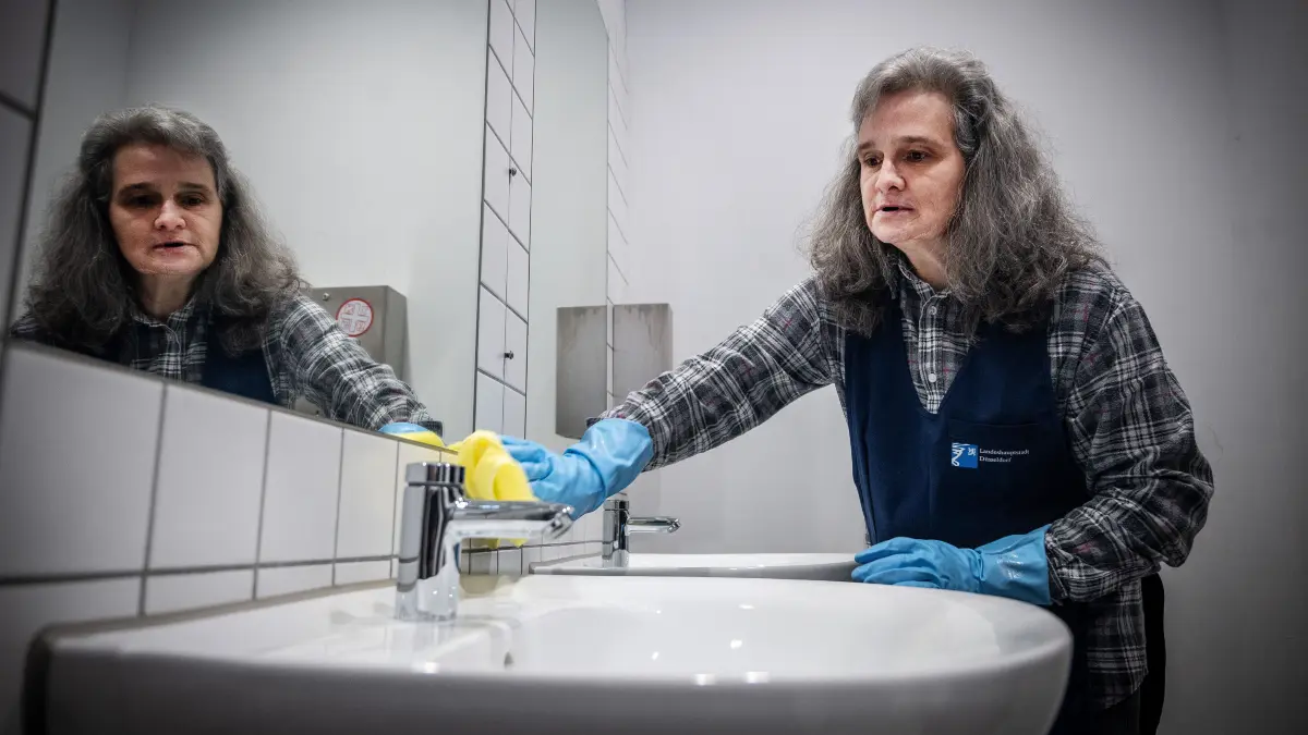 Phebie und Benaissa Richfa reinigen im Rahmen eines Pilotprojektes mehrmals täglich die Toiletten und flure des Goethe Gymnasiums fotogrfiert am Montag,26.Januar.2026. in Düsseldorf.
Foto: Kai Kitschenberg/FUNKE Foto Services