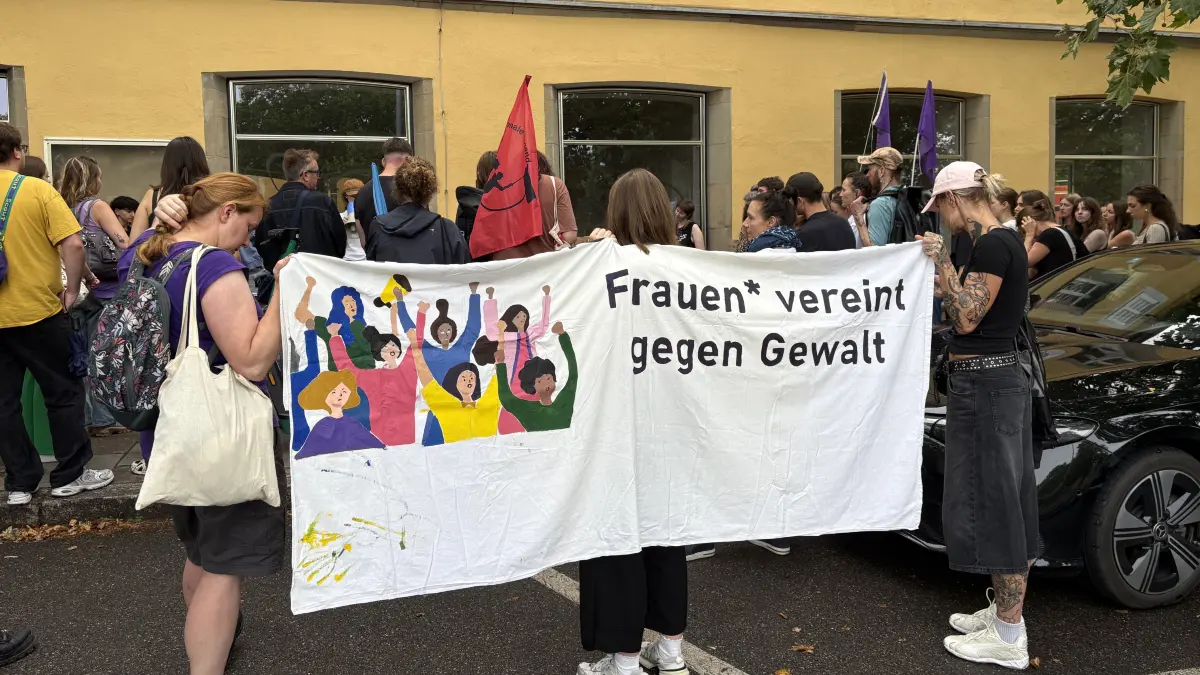 "Hands off my body" Demonstration von der Frauenorganisation Zora