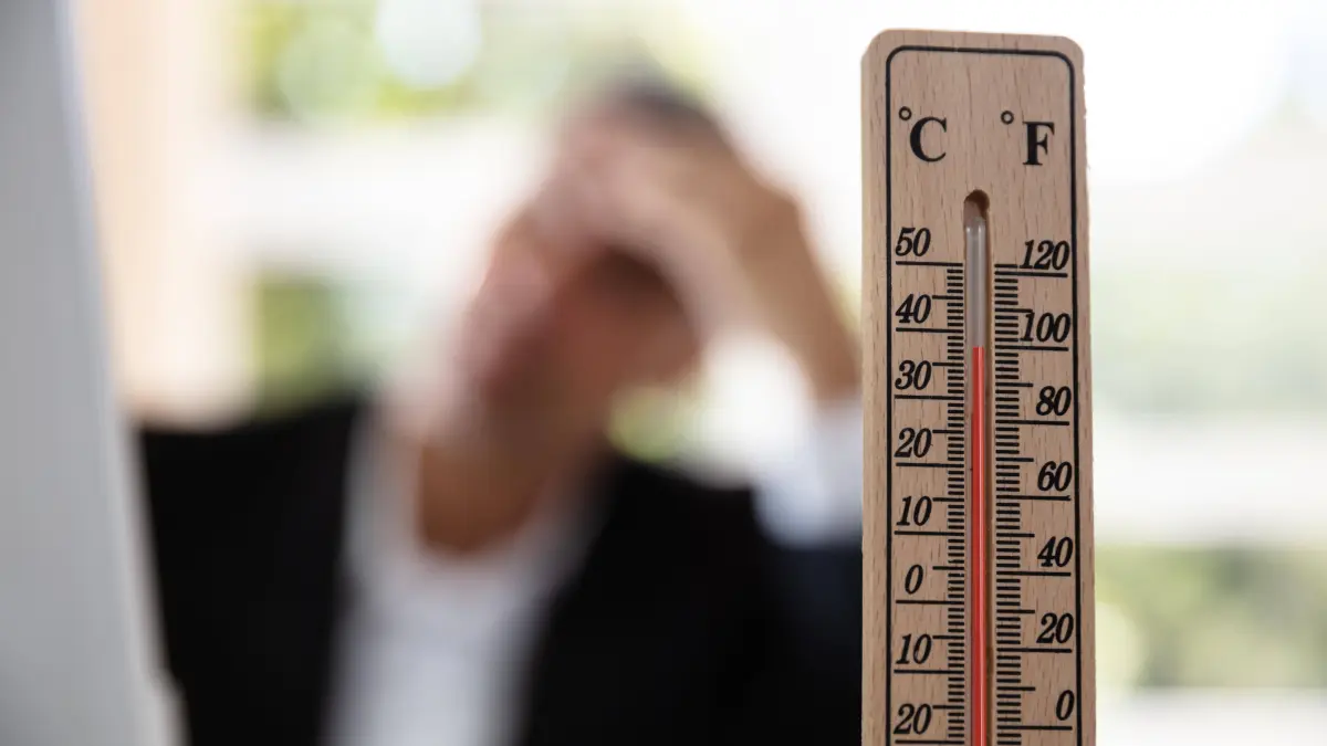 Businessman Working During Hot Weather Copyright: xAndreyPopovx Panthermedia27199801 ,model released, Symbolfoto