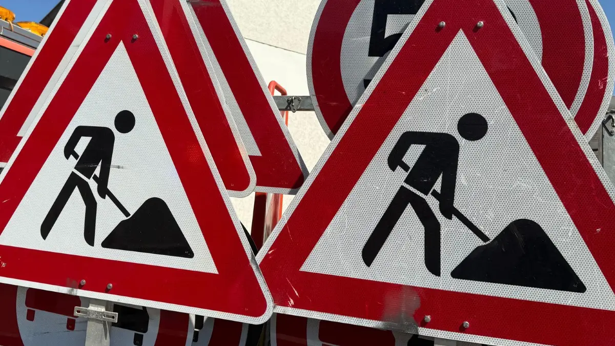 Baustelle: ARCHIV - 04.07.2025, Hessen, Hofheim: Mehrere Verkehrsschilder, die vor einer Baustelle warnen, stehen auf der Pritsche eines Transporters. (zu dpa: «450 Kilometer Landesstraßen sollen bis 2030 saniert werden») Foto: Andrea Löbbecke/dpa +++ dpa-Bildfunk +++