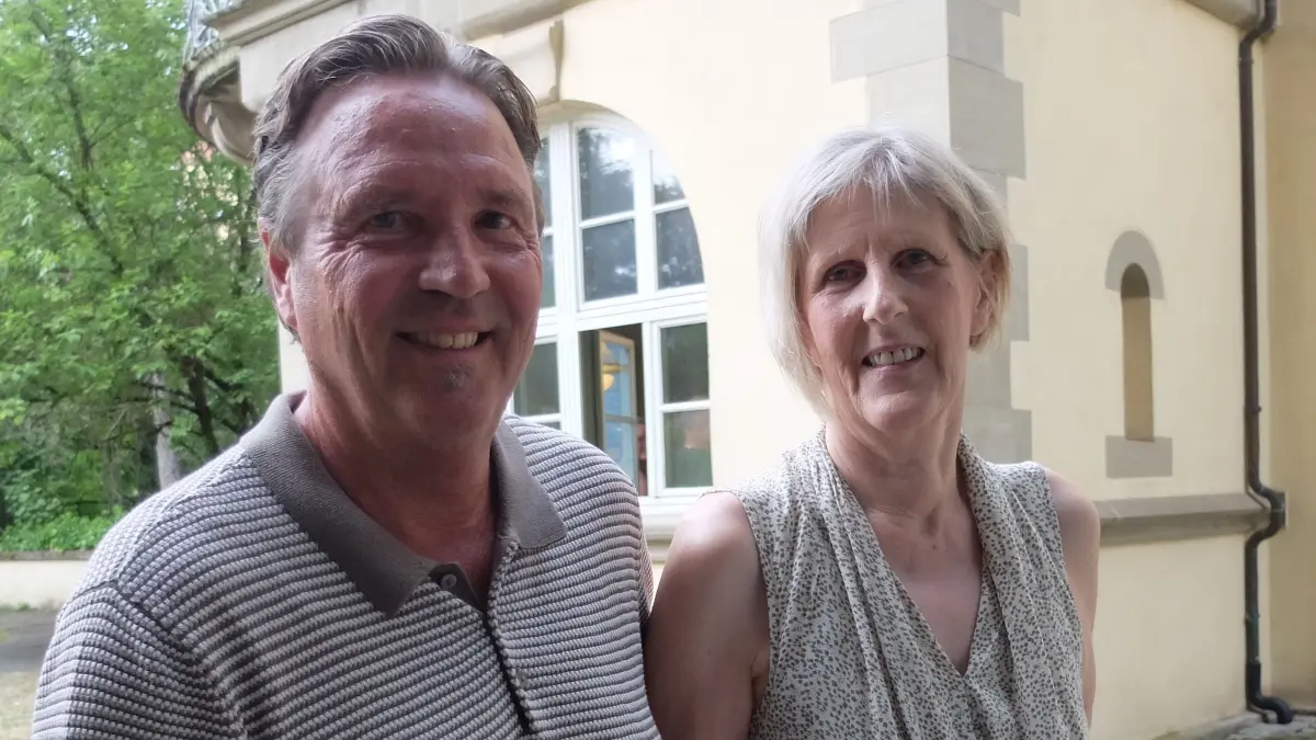Bezirksvorsteher Ralf Bohlmann mit Hildegard Schnetz-Frangen. Sie hat für ihre Belebung in Mönchfeld die Ehrenmünze der Stadt Stuttgart erhalten.
