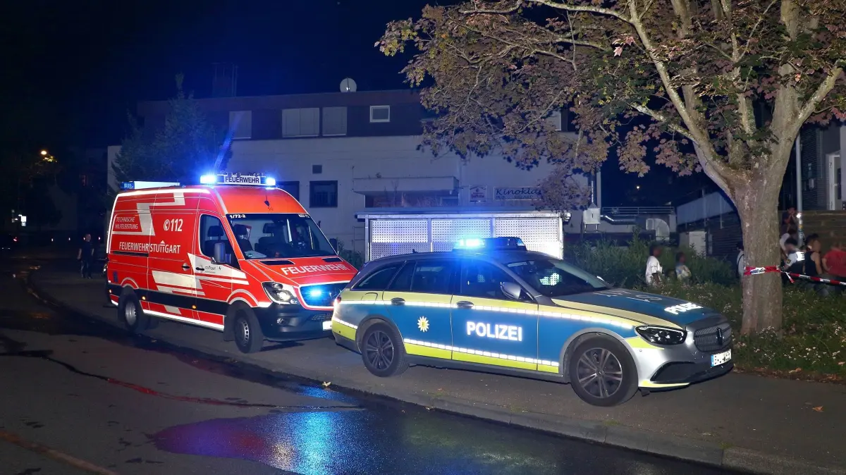 06.07.2026: Am frühen Montagmorgen brach in einem Supermarkt in Stuttgart-Giebel ein Brand aus. Nach Angaben der Feuerwehr auf X drang beim Eintreffen der ersten Kräfte aus den Räumen eines türkischen Supermarkts an der Giebelstraße. Umgehend wurde ein Rohr zur Brandbekämpfung über die Eingangstür vorgenommen, parallel dazu wurden die über dem Markt liegenden Wohnungen geräumt. Laut der Feuerwehr brannte ein Elektrogerät, das Feuer hatte bereits auf ein Regal übergegriffen. Während mit der Drehleiter die Wohnungen von außen kontrolliert wurden, kamen zwei Hochleistungslüfter zum Einsatz um das Ladenlokal zu entrauchen. Nach Angaben der Feuerwehr gab es keine Verletzten, die Giebelstraße musste während der Einsatzmaßnahmen voll gesperrt werden.
Foto: KS-Images.de/Andreas Rometsch