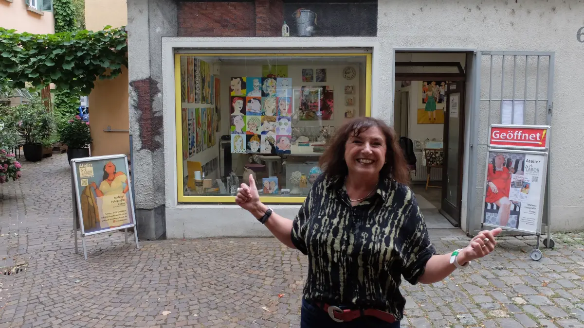 Christa Klebor vor ihrem Art Labor in der Marktstraße, welches sie nach dem Umzug vom Rilling-Areal am 11. Juli neu öffnet.