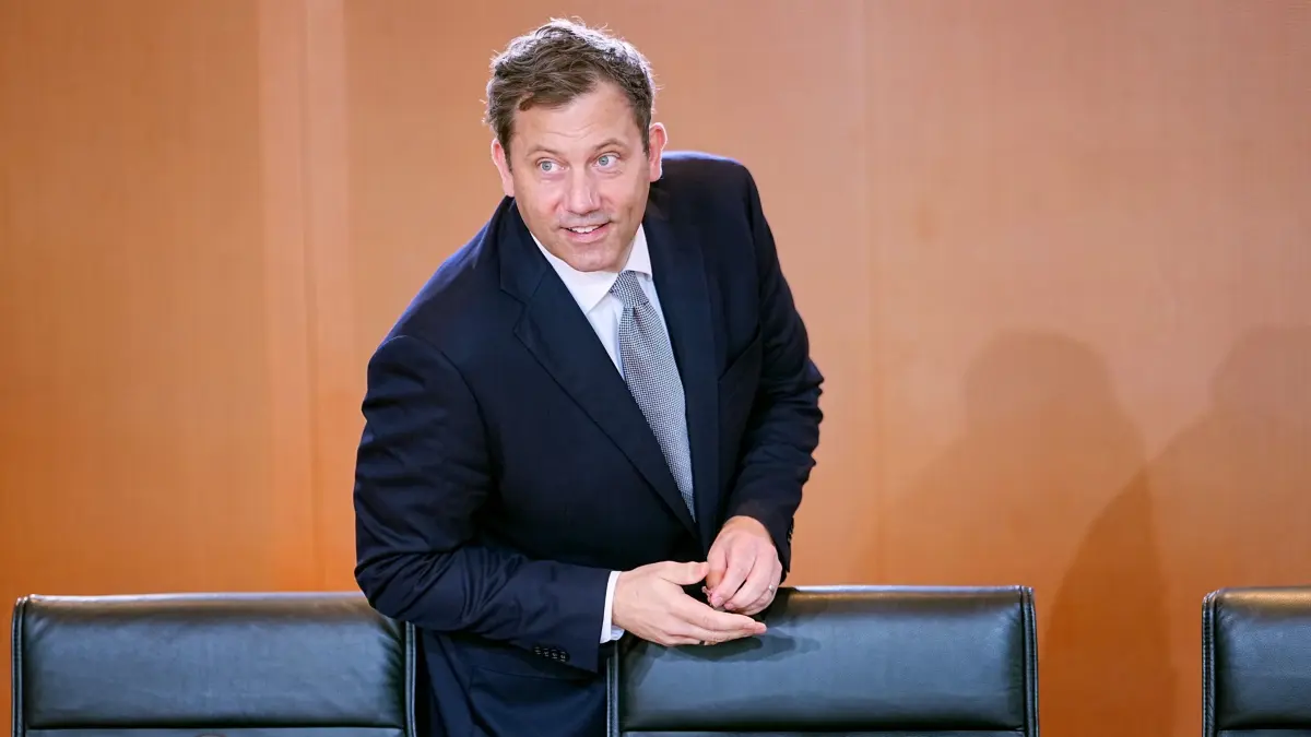 Bundeshaushalt 2027 - Kabinett: 06.07.2026, Berlin: Lars Klingbeil (SPD), Bundesminister der Finanzen, kommt zur Sitzung des Bundeskabinetts mit den geplanten Beschlüssen für den Regierungsentwurf für den Bundeshaushalt 2027. Foto: Michael Kappeler/dpa +++ dpa-Bildfunk +++