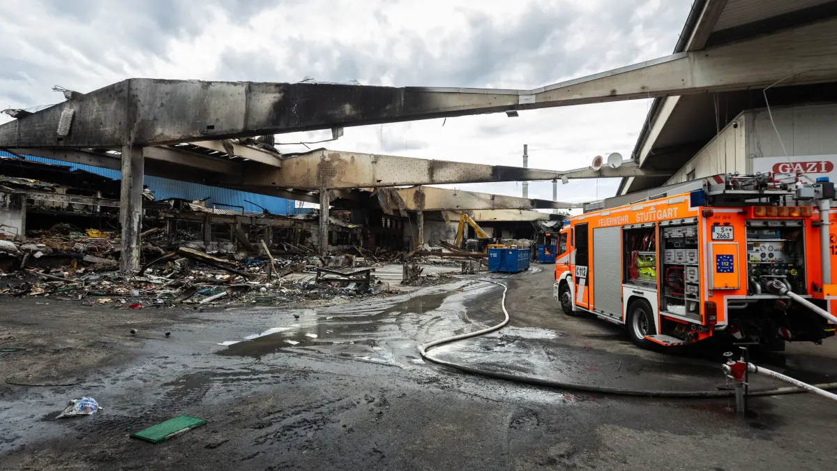 Nach dem Großbrand am Großmarkt: 06.07.2026, Stuttgart: Nach einem Großbrand am Stuttgarter Großmarkt finden an der Brandstelle letzte Arbeiten der Feuerwehr statt. Foto: Lichtgut/Christoph Schmidt