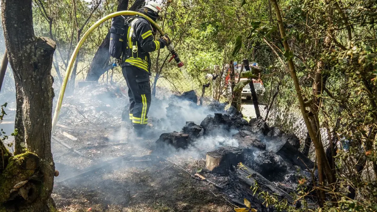 Die Feuerwehr Grafenau löscht einen Wiesenbrand