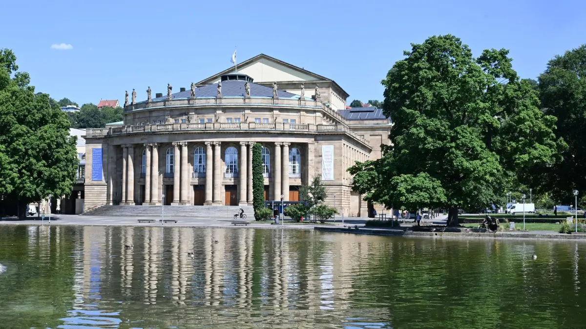 Opernhaus: ARCHIV - 02.07.2025, Baden-Württemberg, Stuttgart: Das Opernhaus des Staatstheaters Stuttgart spiegelt sich im Eckensee. (zu dpa: «Ausweichgebäude für Oper soll deutlich abgespeckt werden») Foto: Bernd Weißbrod/dpa +++ dpa-Bildfunk +++