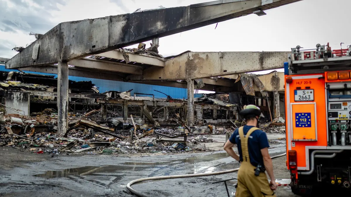 Nach dem Großbrand am Stuttgarter Großmarkt: 06.07.2026, Baden-Württemberg, Stuttgart: Letzte Arbeiten der Feuerwehr finden an einer durch einen Brand zerstörten Halle am Stuttgarter Großmarkt statt. Foto: Christoph Schmidt/dpa +++ dpa-Bildfunk +++