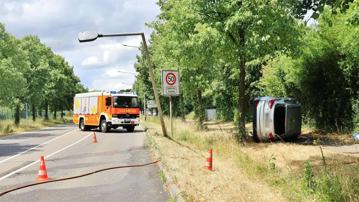 Unfall in der Heinrich- Hertz-Straße in Backnang: Ein Auto prallt gegen eine Straßenlaterne und überschlägt sich.
