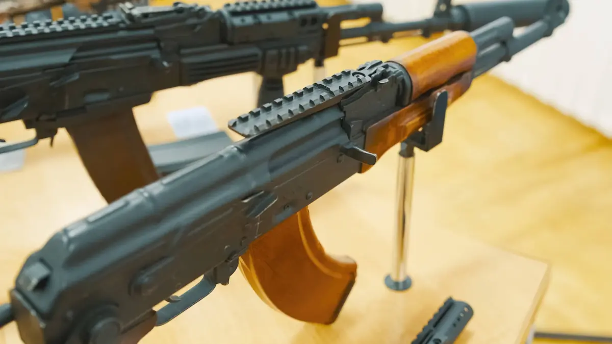 Ein Kalaschnikow-Sturmgewehr auf einem Ausstellungsständer bei einer Ausstellung. Kalashnikov assault rifle on a display stand at an exhibition. LicenseRF Copyright: xZoonar.com/OlgaxKostrovax 24930726
