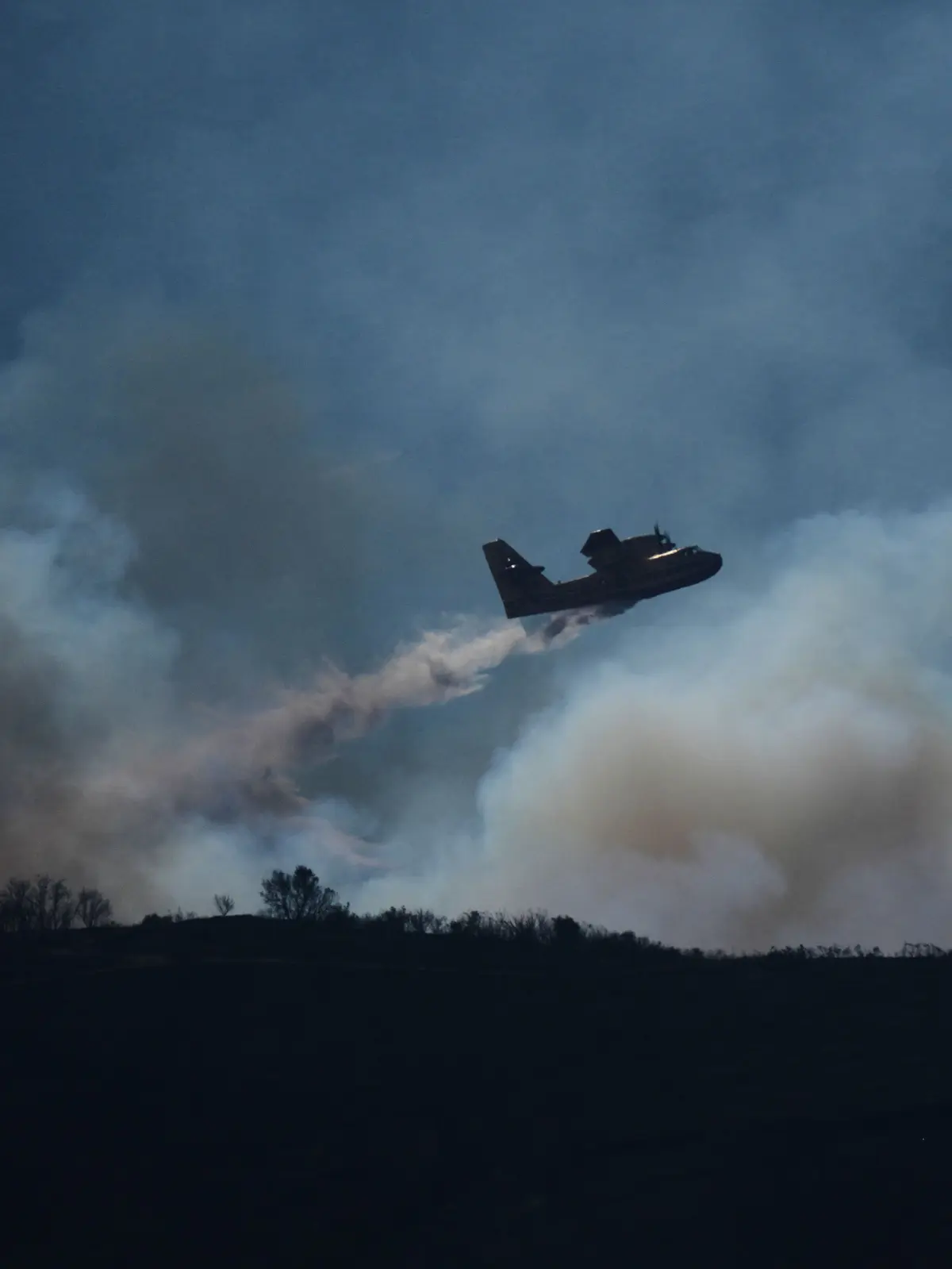 Ein Löschflugzeug im Einsatz.