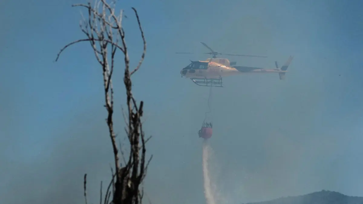 Ein Löschhubschrauber ist bei einem Waldbrand in Ille-sur-Têt im Einsatz.