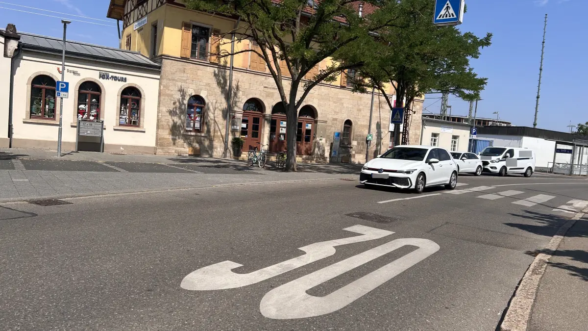 Diskussion um Blitzer: In der Wendlinger Bahnhofstraße gilt Tempo 30, was von vielen Autofahrern nicht ernst genommen wird. Foto: Kerstin Dannath
