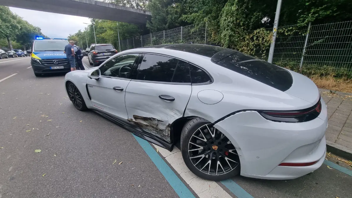 Aus bislang ungeklaerter Ursache kam es am Dienstagnachmittag auf der Stresemannstrasse in Stuttgart zu einem Verkehrsunfall mit drei beteiligten Fahrzeugen.<br /><br />
<br /><br />
Nach ersten Informationen der Polizei befuhren ein Ford und ein Porsche die Stresemannstrasse vom Pragsattel kommend in Fahrtrichtung Killesberg. Auf Hoehe der Einmuendung zur Maybachstrasse geriet ein entgegenkommender Opel aus bislang ungeklaerter Ursache in den Gegenverkehr und kollidierte zunaechst mit dem Porsche sowie anschliessend mit dem Ford.<br /><br />
<br /><br />
Bei dem Unfall wurden insgesamt drei Personen verletzt. Sie wurden nach der Erstversorgung durch den Rettungsdienst in umliegende Krankenhaeuser gebracht.<br /><br />
<br /><br />
Der entstandene Sachschaden wird von der Polizei auf rund 50.000 Euro geschaetzt. Waehrend der Unfallaufnahme kam es im Bereich der Stresemannstrasse zu Verkehrsbehinderungen. Die Ermittlungen zur genauen Unfallursache dauern an.