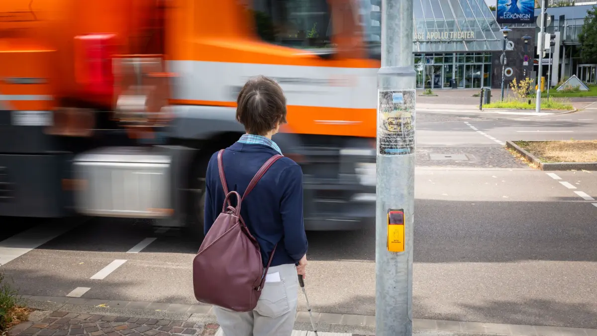 Frau Neuman ist Sehbehindert und Hörgeschädigt: Stuttgart, Baden-Württemberg, 07.07.2026:
Frau Neumann an einer Ampelanlage am SI Centrum. Sie ist Sehbehindert und gleichzeitig hörgeschädigt.
Notiz: No model release. Kein Einverständnis für Werbung, keine Weitergabe an Dritte.