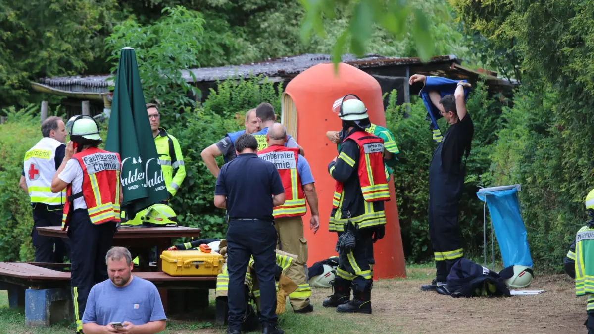 Feuerwehreinsatz nach gemeldetem Chlorgasaustritt im Freibad Struempfelbach<br /><br /><br /><br />Struempfelbach, 7.7.26 – Die Feuerwehr wurde am heutigen Tag um 17:34 Uhr zu einem gemeldeten Chlorgasaustritt im Freibad Struempfelbach alarmiert.<br /><br /><br /><br />Beim Eintreffen der Einsatzkraefte war das Freibad bereits vorsorglich evakuiert worden. Der gemeldete Bereich befand sich in einem Technikgebaeude, in dem sich die Chlorgasanlage des Freibads befindet.<br /><br /><br /><br />Die Feuerwehr verschaffte sich unter Atemschutz zunaechst Zugang zum Gebaeude und fuehrte eine erste Erkundung durch. Zur weiteren Beurteilung der Lage wurden Spezialkraefte sowie Fachberater der Feuerwehr hinzugezogen. Diese nahmen unter entsprechender Schutzausruestung Messungen im betroffenen Bereich vor.<br /><br /><br /><br />Die Messungen ergaben keine erhoehten Chlorgaskonzentrationen. Es konnten keine Gefahren fuer Personen oder die Umwelt festgestellt werden. Nach Abschluss der Erkundungs- und Messmassnahmen wurde der Einsatz beendet und die Einsatzstelle an den Betreiber uebergeben.<br /><br /><br /><br />Im Einsatz waren rund 60 Einsatzkraefte der Feuerwehr mit fuenf Fahrzeugen. Darueber hinaus waren der Rettungsdienst sowie das Deutsche Rote Kreuz (DRK) zur Absicherung des Einsatzes vor Ort.<br /><br /><br /><br />Die Feuerwehr bedankt sich bei allen Beteiligten fuer die gute Zusammenarbeit und dem Betreiber fuer die schnelle Evakuierung des Freibads.