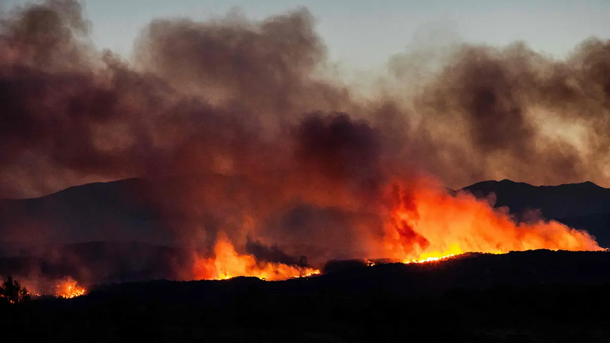 Qualmwolken eines Waldbrandes in der Region Aspres verdunkeln den Himmel. Zuvor war in einem schwer zugänglichen Gebirgsmassiv in der Nähe von Trevillach im Departement Pyrénées-Orientales ein Waldbrand ausgebrochen