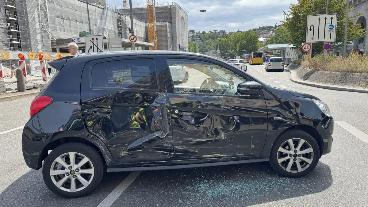Am Dienstagvormittag gegen 11:30 Uhr schiessen ein Bus und ein PKW am Arnulf Klett Platz in Stuttgart zusammen, vermutlich aufgrund eines Spurwechsel. Unfalls stiess ein Bus mit einem PKW zusammen und schubst den PKW quer vor sich her. Die Fahrerin des PKWs kam mit einem Schock davon. Nach ersten Angaben der Polizei wurde bei dem Unfall niemand verletzt am Bus und am PKW entstand Sachschaden von mehreren in 10.000 €.